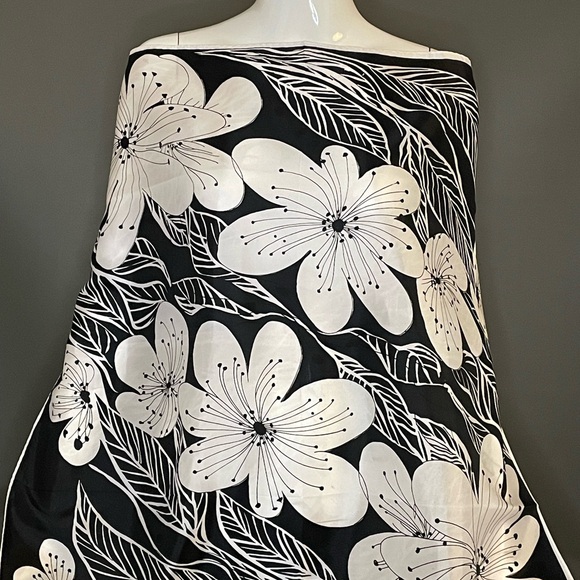 Vintage Vera Scarf Chic Black White Hibiscus Print 26 In Sq Very Good Condition - Picture 3 of 10